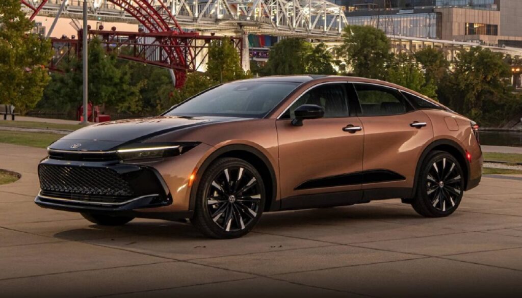 مميزات تويوتا كراون 2024